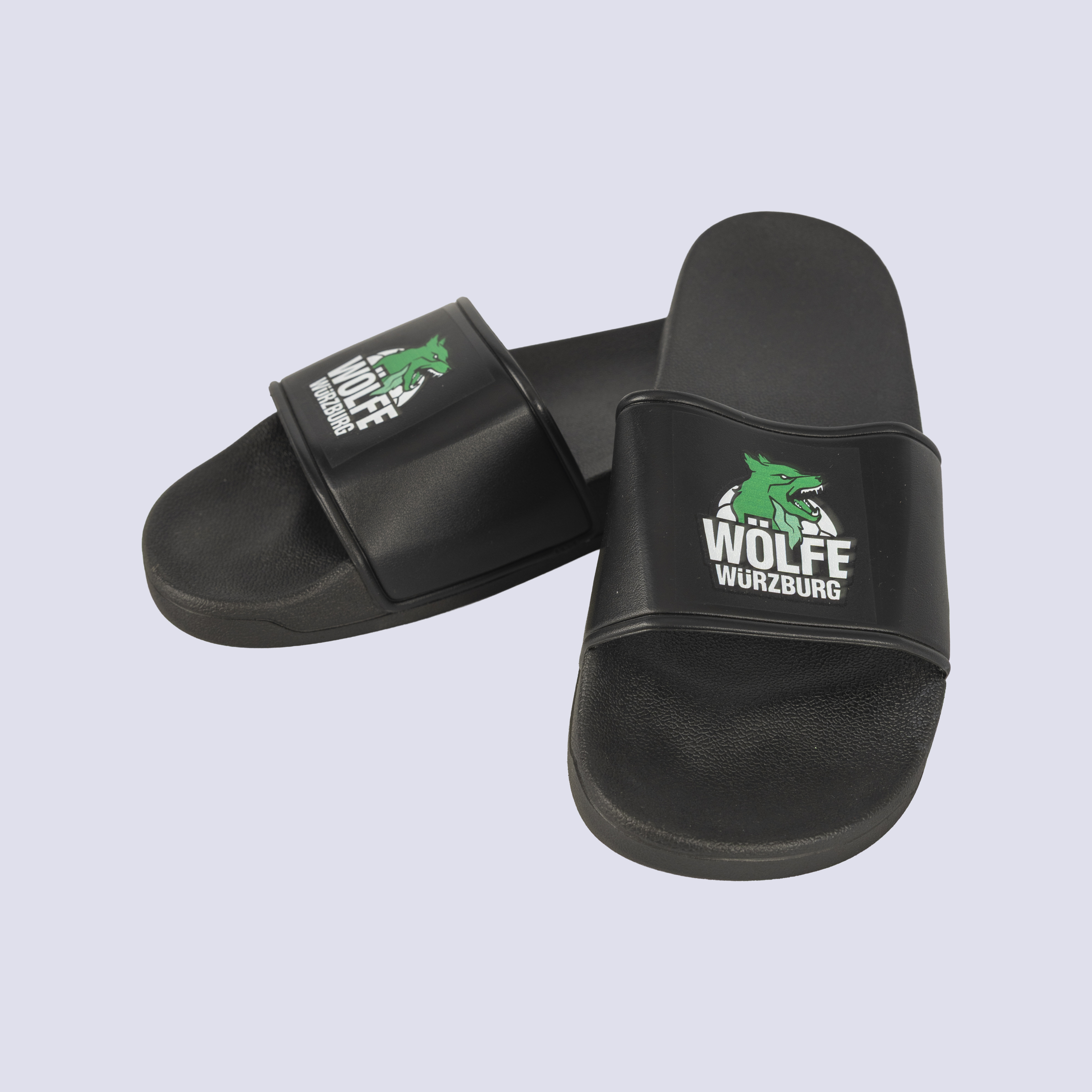 Schwarze Slipper von den Wölfen