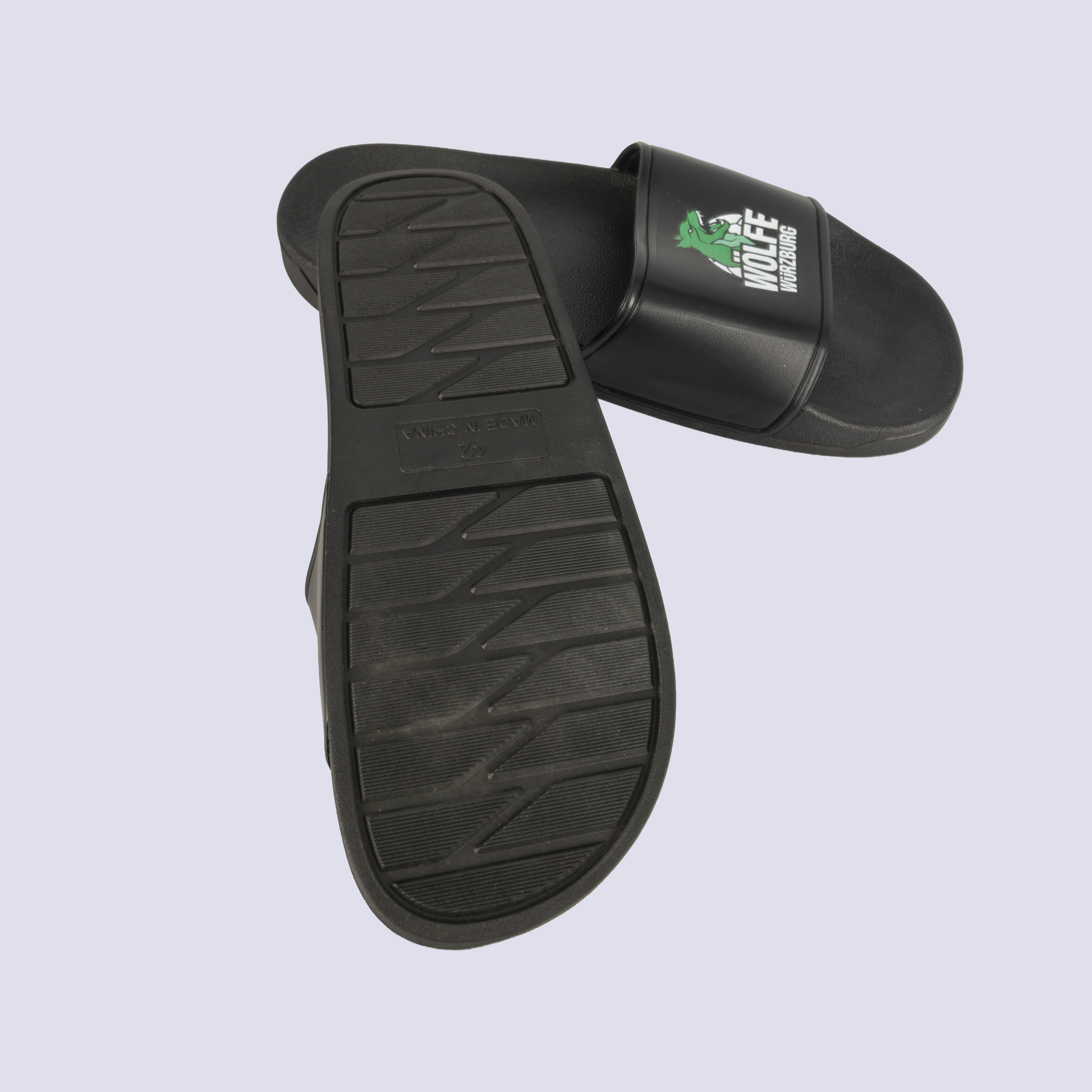 Schwarze Slipper von den Wölfen