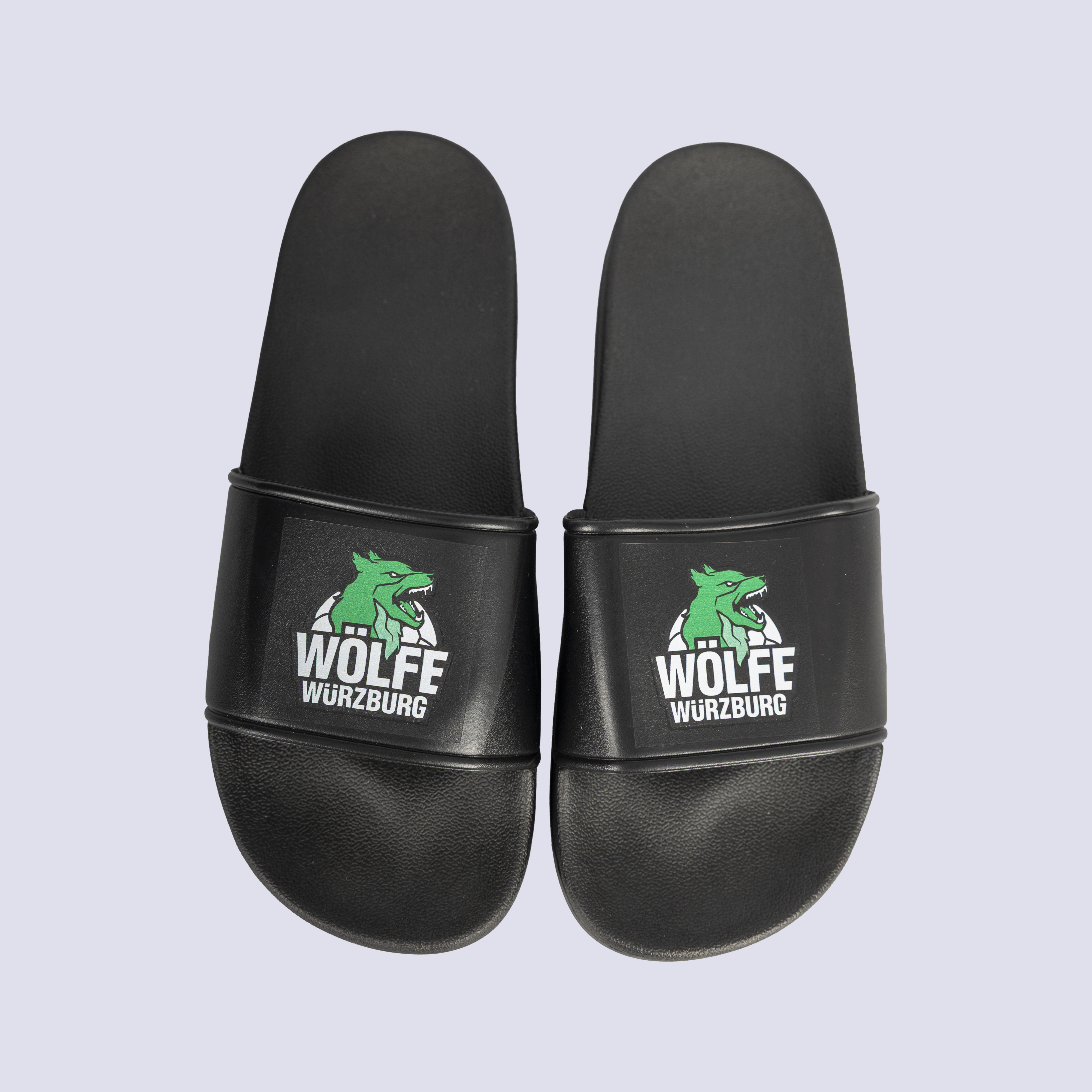Schwarze Slipper von den Wölfen